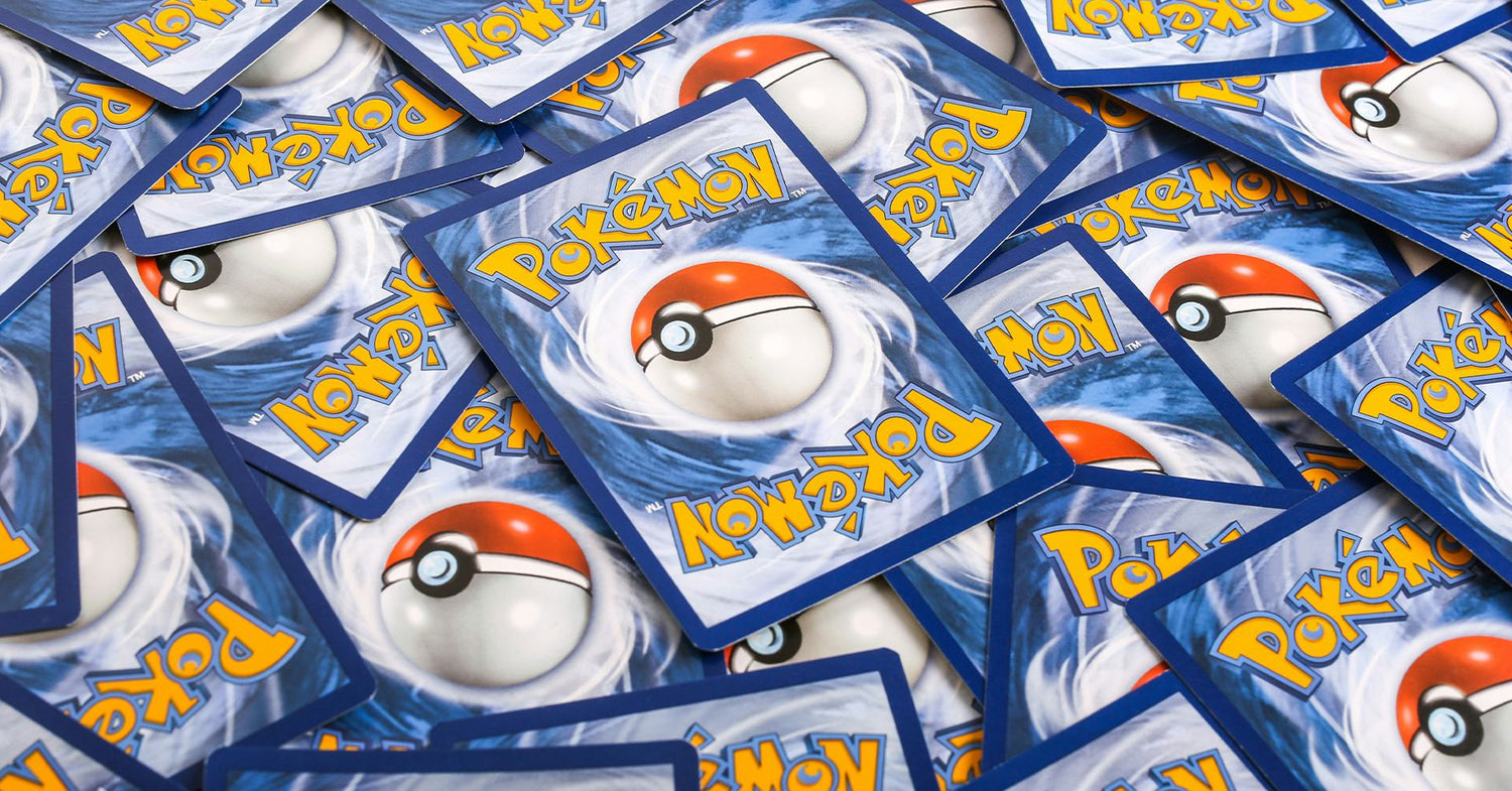 Dos de cartes Pokémon étalées en tas